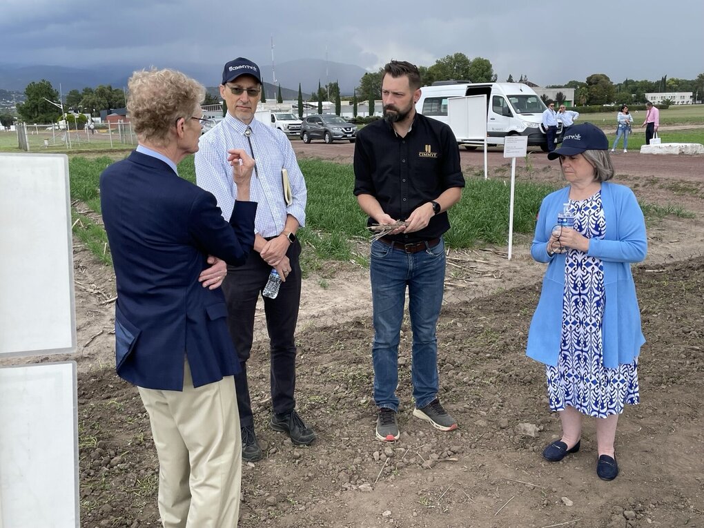  Jelle Van Loon (black shirt) shares stories of the impact of CIMMYT’s work with Cary Fowler (dark blue blazer) and Catherine Bertini. Credit: World Food Prize
